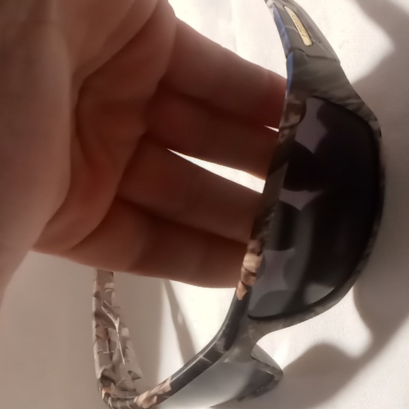 Mens camouflage blackened sun glasses with draw string bag . - Picture 10 of 11